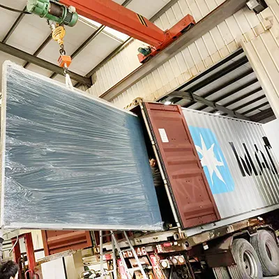 Två skummaskiner lastade i behållare på samma dag